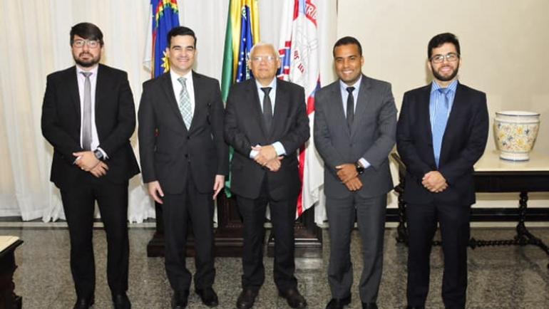 O Procurador Geral do Município do Recife, Rafael Figueiredo, o Diretor Executivo, Sílvio Lins, e Procurador Ravi Peixoto, fizeram uma visita de cortesia ao Presidente do Tribunal de Justiça de Pernambuco (Foto: Cortesia)