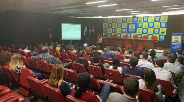 O encontro aconteceu no auditório do 15o. andar do edifício-sede da Prefeitura do Recife e reuniu profissionais da administração municipal que lidam diretamente com os processos de licitação e contratação.